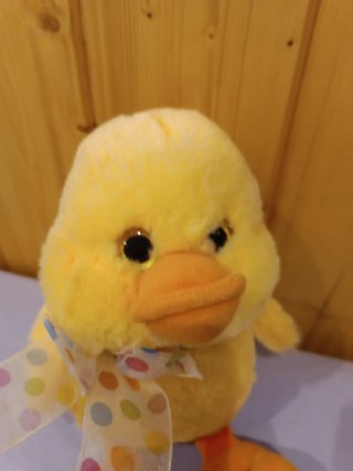 Pollito de peluche con lazo de colores
