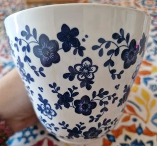 Taza de cerámica con flores azules