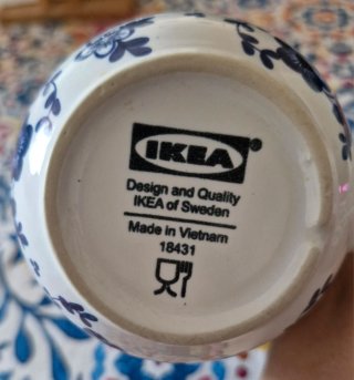 Taza de cerámica con flores azules