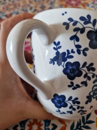 Taza de cerámica con flores azules