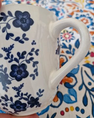 Taza de cerámica con flores azules