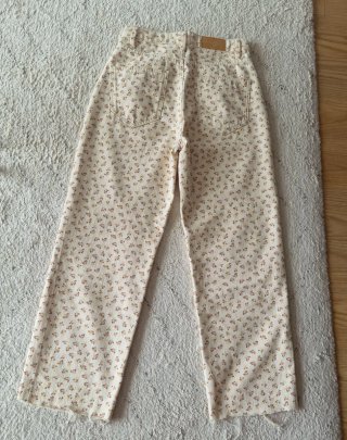 Pantalones de flores beige