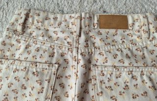 Pantalones de flores beige