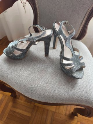 Sandalias grises tacón