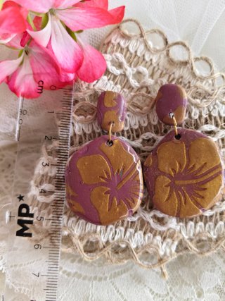 Pendientes arcilla polimérica flor dorada