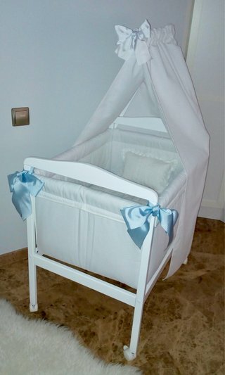 Minicuna blanca con dosel