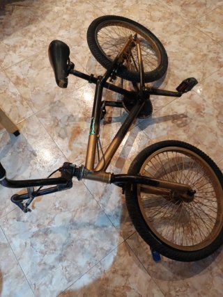 Bicicleta BMX Negra y Dorada