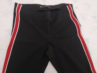Pantalones negros con raya lateral roja