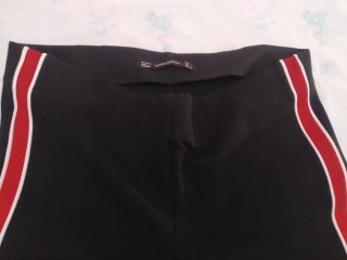 Pantalones negros con raya lateral roja