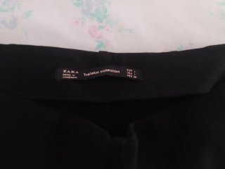 Pantalones negros con raya lateral roja