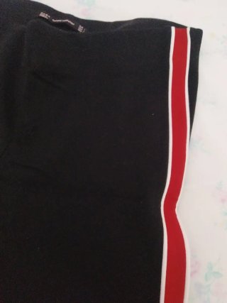 Pantalones negros con raya lateral roja