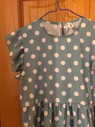 Vestido azul con lunares blancos