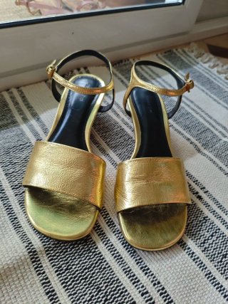 Sandalias doradas tacón bajo