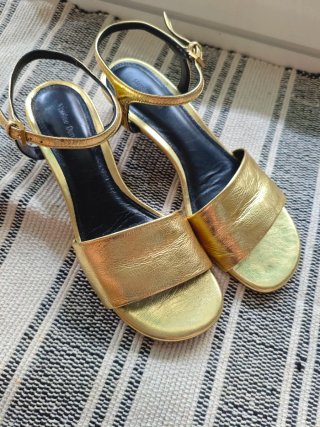 Sandalias doradas tacón bajo
