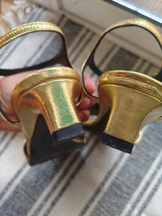Sandalias doradas tacón bajo