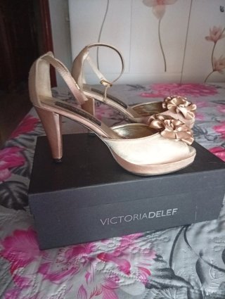 Zapatos de tacón VICTORIADELEF beige/dorado