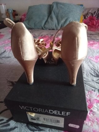 Zapatos de tacón VICTORIADELEF beige/dorado