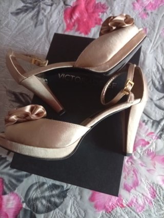 Zapatos de tacón VICTORIADELEF beige/dorado