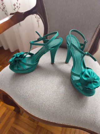 Sandalias de tacón verdes con flor
