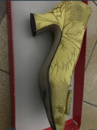 Zapatos de fallera o Alicantina dorados con lazo.