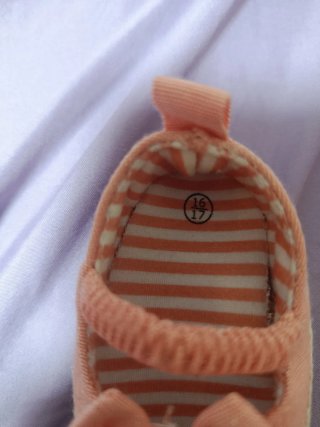 Zapatitos de bebé coral con lazo