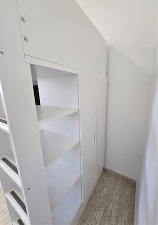 Litera alta blanca con armario y estanterías