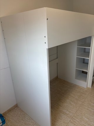 Litera alta blanca con armario y estanterías