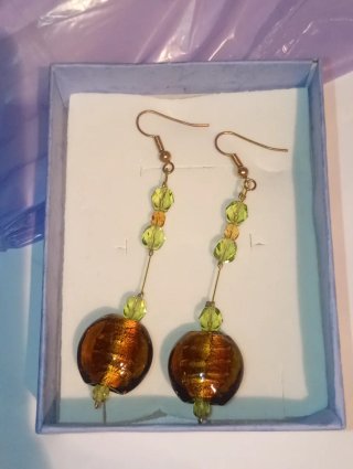 Orecchini in vetro marrone e verde