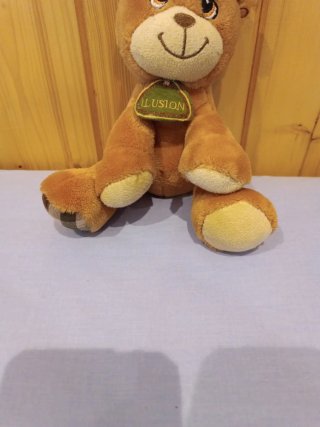 Oso de peluche marrón pequeño