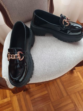 Zapatos negros charol con cadena dorada