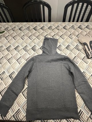 Sudadera gris con estampado para niño