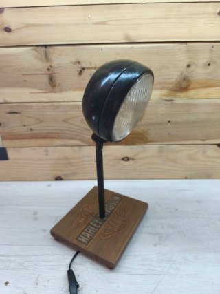 Lámpara artesanal con foco de moto antigua