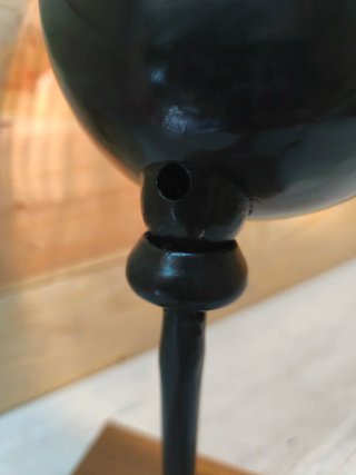 Lámpara artesanal con foco de moto antigua