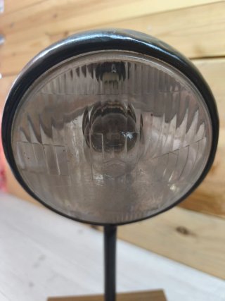 Lámpara artesanal con foco de moto antigua