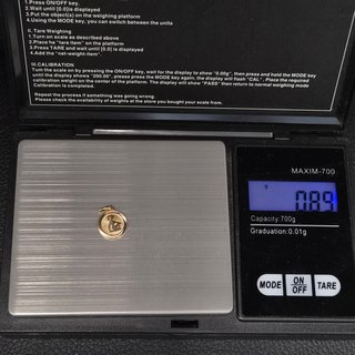 Medalla de oro de 18k. Mujer. 0.89 gr.
