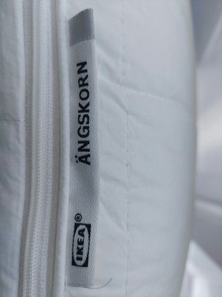 Almohada de tela blanca