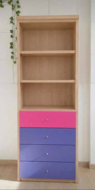 Estantería madera con cajones rosa y morado