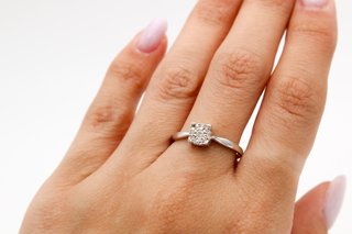 Solitario de oro blanco de 18k con diamantes. Ref:065-01-00339