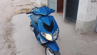 Ciclomotor Scooter Azul y Blanco