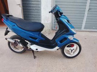 Ciclomotor Scooter Azul y Blanco