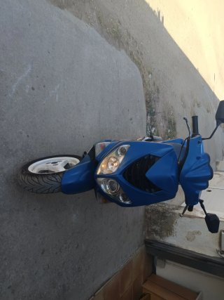 Ciclomotor Scooter Azul y Blanco