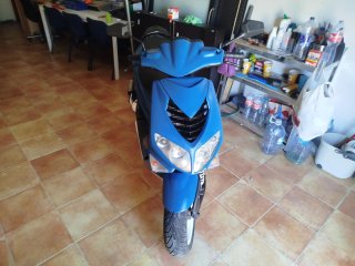 Ciclomotor Scooter Azul y Blanco