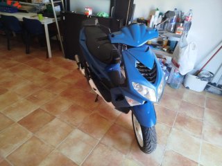 Ciclomotor Scooter Azul y Blanco