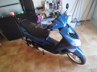 Ciclomotor Scooter Azul y Blanco