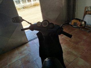 Ciclomotor Scooter Azul y Blanco