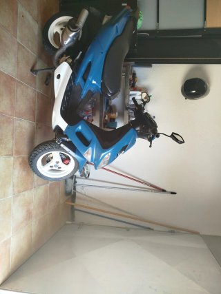 Ciclomotor Scooter Azul y Blanco