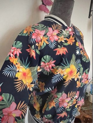 Chaqueta bomber floral tropical
