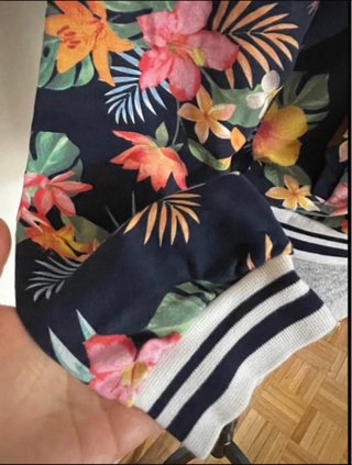 Chaqueta bomber floral tropical