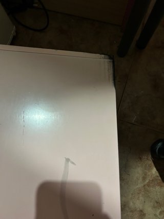 Armario de juguete rosa con cajón y perchas