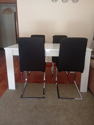 Mesa de comedor blanca y negra, sillas de regalo